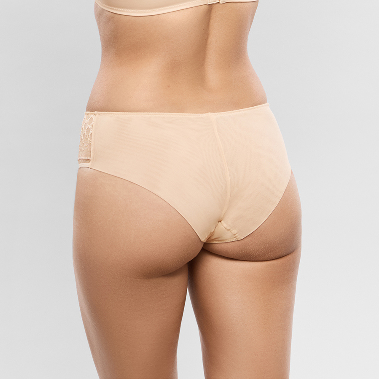 Infinity Shorty in Creamy Beige
