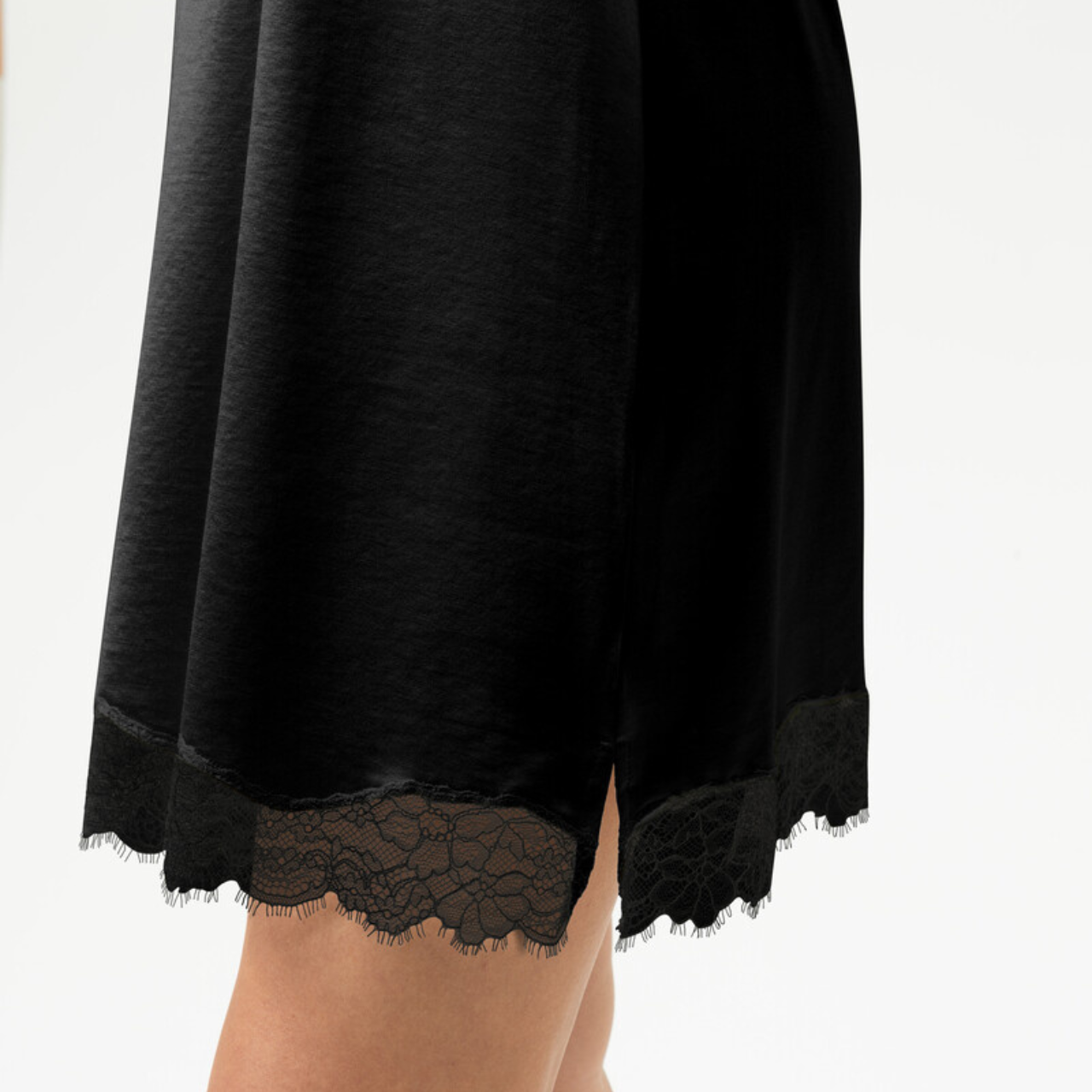 Serie Pure Shine Lace Short Negligé in Black