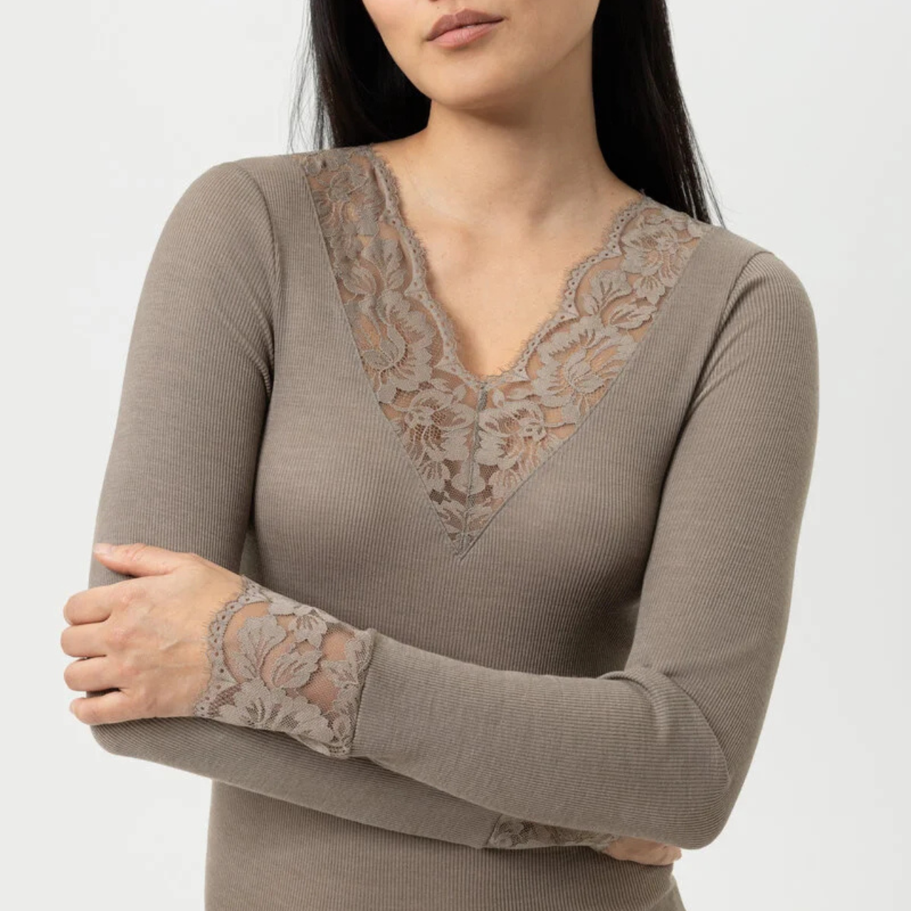 Serie Wool Love Long Sleeved V-Neck Top in Deep Taupe